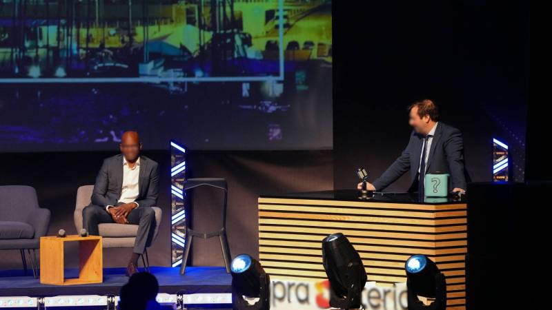 desk scénique pour talk show- événement professionnel