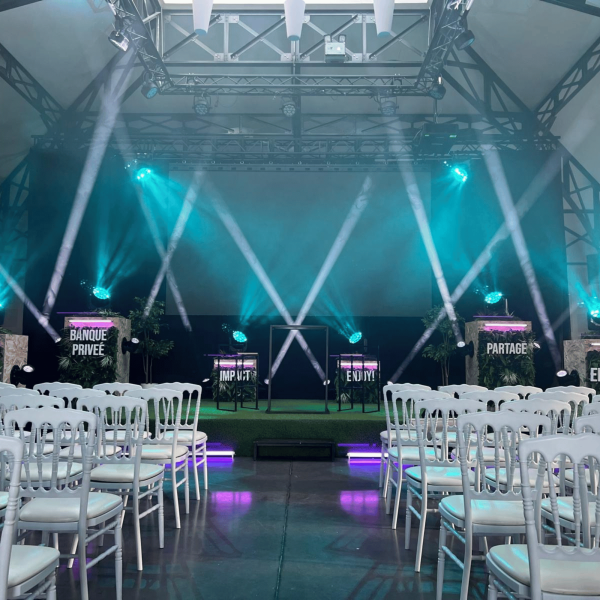 scénographie scénique réussie pour un événement professionnel à Marseille