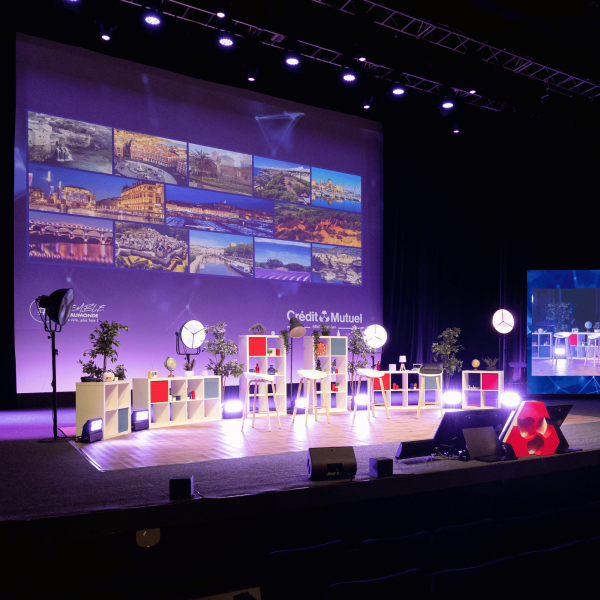 scénographie scénique réussie pour un événement professionnel à Marseille