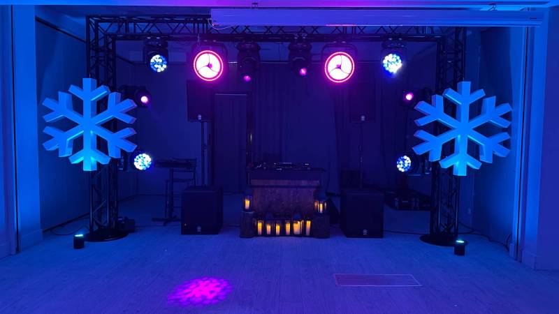 scénographie scène DJ - régie DJ bois - projecteurs d'ambiance - sonorisation