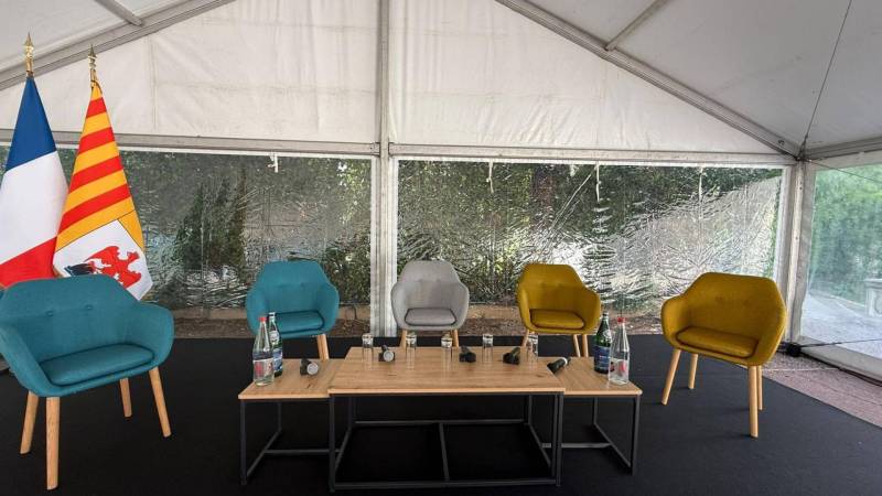 scénographie scénique - mobilier, micro, scène 