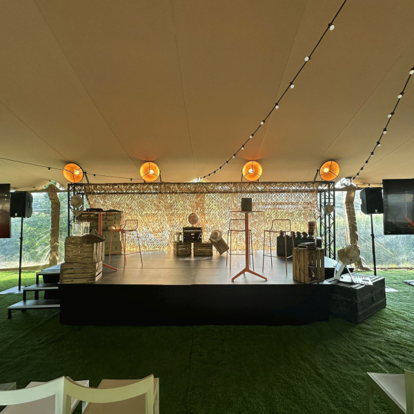 scénographie scénique réussie pour un événement professionnel à Marseille